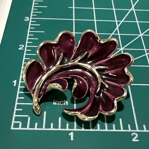 Leaf Brooch‎ Pin Purple Enamel Gold Tone Floral Vintage Style Jewelry - Picture 1 of 8